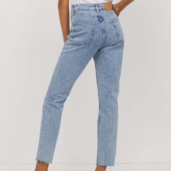 ♠️DIVIDED High Rise Distressed Light Wash Ankle Mom Jeans! Size: 4 - Picture 2 of 8